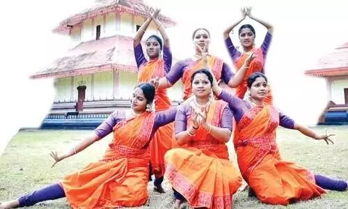 അ​ധ്യാ​പി​ക​മാ​രും വി​ദ്യാ​ർ​ഥി​നി​ക​ളും ക്ഷേ​ത്ര​മു​റ്റ​ത്ത് അ​വ​ത​രി​പ്പി​ച്ച നൃ​ത്തം സ​മൂ​ഹ​മാ​ധ്യ​മ​ങ്ങ​ളി​ല്‍ വൈ​റ​ൽ