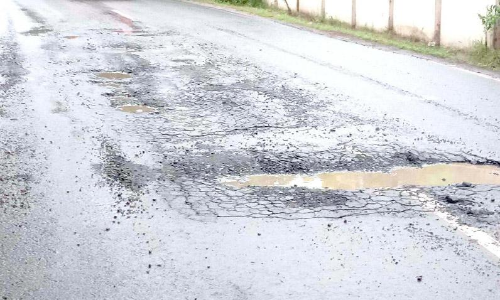 കോടികൾ മുടക്കി നിർമിച്ച റോഡ് തകർന്നു