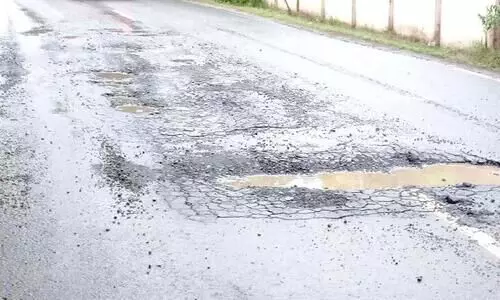 കോടികൾ മുടക്കി നിർമിച്ച റോഡ് തകർന്നു