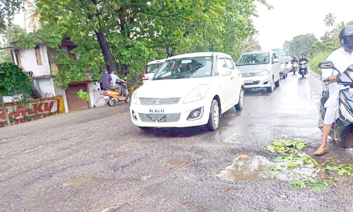 മഴ, കുഴി, ഇരുട്ട്​; ദേശീയപാതയിൽ അപകടങ്ങൾ പെരുകുന്നു