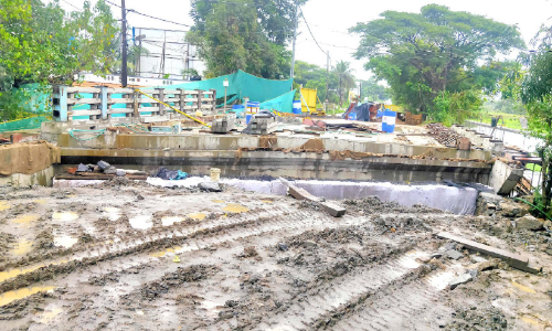 മഴയും വെള്ളക്കെട്ടും: എ.സി റോഡ് നവീകരണം മുടങ്ങിയിട്ട് അഞ്ച്​ ദിവസം