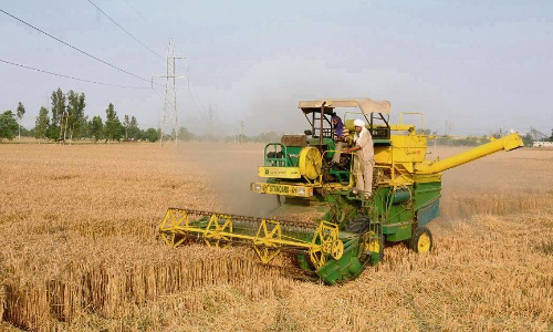 കൊ​യ്ത്തു​മെ​തി യ​ന്ത്ര​ത്തി​ന്  വാ​ട​ക മ​ണി​ക്കൂ​റി​ന് 2000