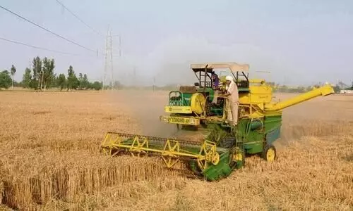 കൊ​യ്ത്തു​മെ​തി യ​ന്ത്ര​ത്തി​ന്  വാ​ട​ക മ​ണി​ക്കൂ​റി​ന് 2000