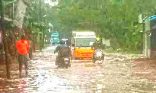 അഞ്ചരക്കണ്ടിയിൽ വ്യാപക നാശം; തലശ്ശേരിയിൽ വെള്ളക്കെട്ട്