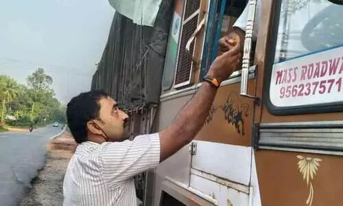 ജോലിയായില്ല, ഇന്ത്യൻ വോളിബോൾ ടീമിനെ നയിച്ച  ഒളിമ്പ്യൻ സുമേഷിന് മാല വിറ്റേ പറ്റൂ