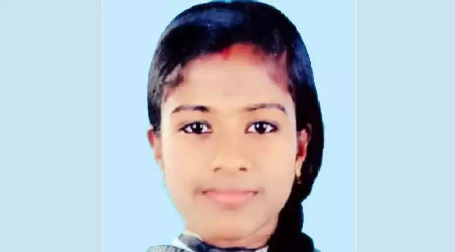 യുവതി തൂങ്ങിമരിച്ച നിലയില് യുവതി തൂങ്ങിമരിച്ച നിലയില്