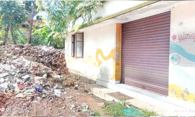 ചങ്ങനാശ്ശേരിയിൽ മൂത്രപ്പുര അടച്ചിട്ട് ആറുമാസം; ആശങ്കയില് യാത്രക്കാർ ചങ്ങനാശ്ശേരിയിൽ മൂത്രപ്പുര അടച്ചിട്ട് ആറുമാസം; ആശങ്കയില് യാത്രക്കാർ