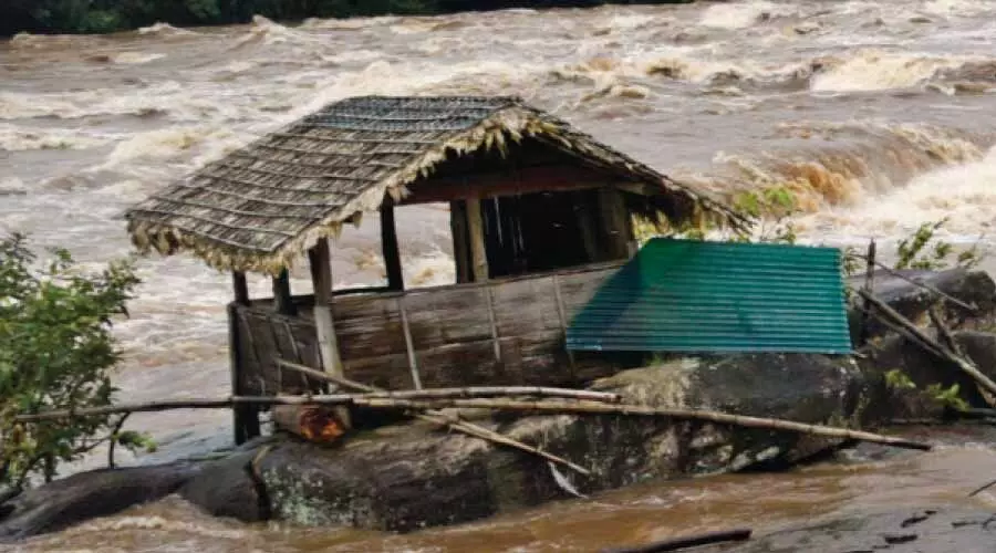 മഹാപ്രവാഹത്തിലും ഇളകാതെ അതിരപ്പിള്ളിയിലെ കാവൽമാടം; ര​ഹ​സ്യം ഇതാണ്