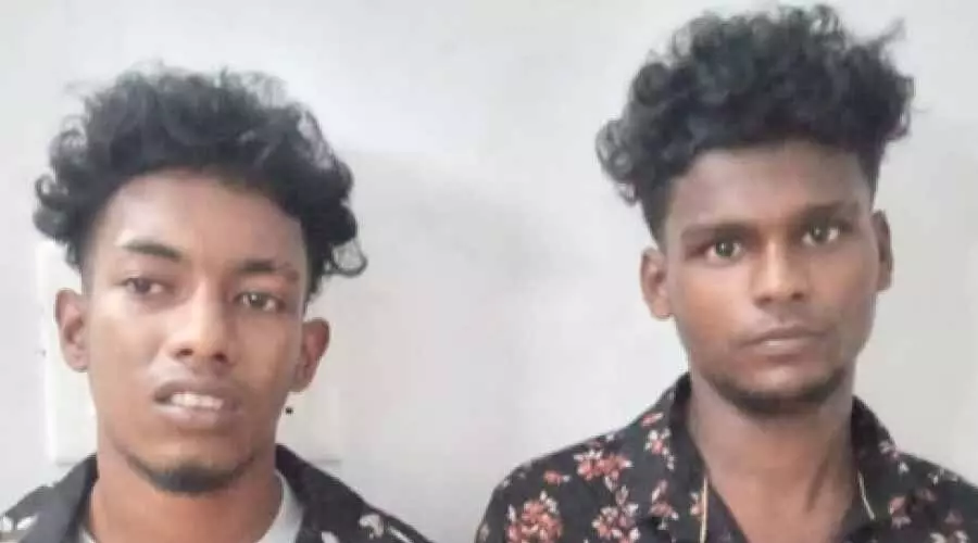 വി​ദ്യാ​ർ​ഥി​നി​യെ വീ​ട്ടി​ൽ നി​ന്ന്​ ത​ട്ടി​ക്കൊ​ണ്ടു​പോ​യി പീ​ഡി​പ്പി​ച്ച ര​ണ്ടു യു​വാ​ക്ക​ൾ പി​ടി​യി​ൽ