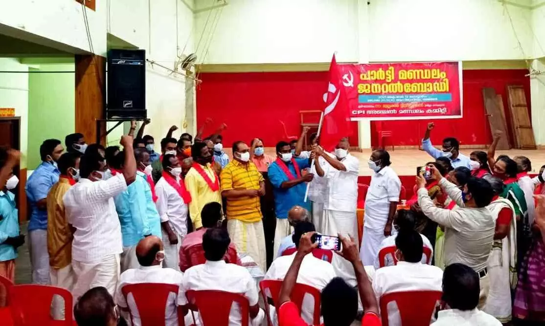 സി.പി.എം വിട്ട അമ്പതോളം പേർ സി.പി.ഐയിൽ ചേർന്നു സി.പി.എം വിട്ട അമ്പതോളം പേർ സി.പി.ഐയിൽ ചേർന്നു