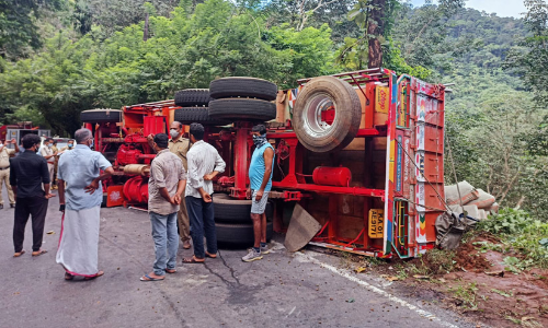 ചുരം റോഡിൽ സിമൻറ് ലോറി മറിഞ്ഞു; ഉള്ളിൽ കുടുങ്ങിയ ഡ്രൈവറെ നാട്ടുകാർ രക്ഷിച്ചു