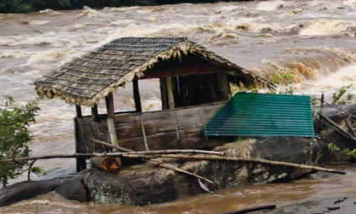 മഹാപ്രവാഹത്തിലും ഇളകാതെ അതിരപ്പിള്ളിയിലെ കാവൽമാടം; ര​ഹ​സ്യം ഇതാണ്