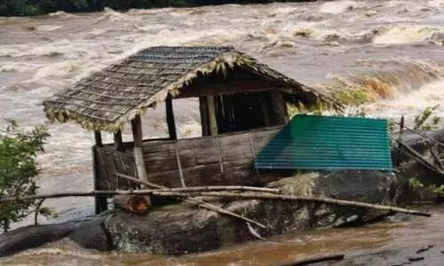 മഹാപ്രവാഹത്തിലും ഇളകാതെ അതിരപ്പിള്ളിയിലെ കാവൽമാടം; ര​ഹ​സ്യം ഇതാണ്