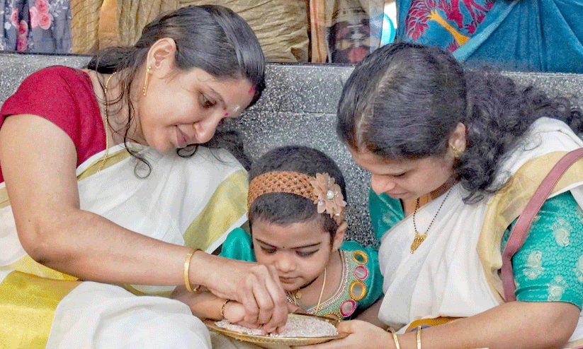 വിജയദശമി: ആദ്യാക്ഷരം കുറിച്ച്​ ആയിരക്കണക്കിന്​ കുരുന്നുകൾ