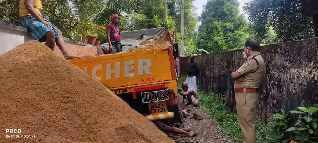 ലോറി തകരാറിലായി; മണൽ കടത്തുകാർ പൊലീസ് പിടിയിൽ