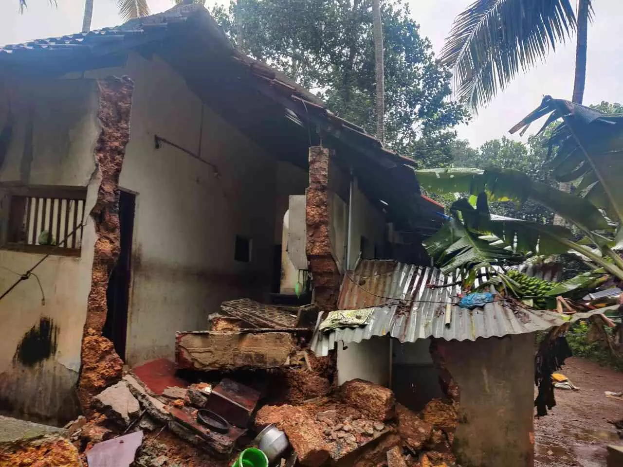 മഴയിൽ വീട് തകർന്നു: പ്രാഥമിക ആവശ്യങ്ങൾ പോലും നിറവേറ്റാൻ കഴിയാതെ കുടുംബം