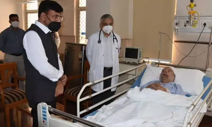 ഗുരുതരാവസ്ഥയിൽ കഴിയുന്ന മൻമോഹൻ സിങ്ങിനെ കാണാൻ കേന്ദ്രമന്ത്രി എത്തിയത്​ ഫോ​ട്ടോഗ്രാഫറുമായി; പ്രതിഷേധവുമായി കുടുംബം