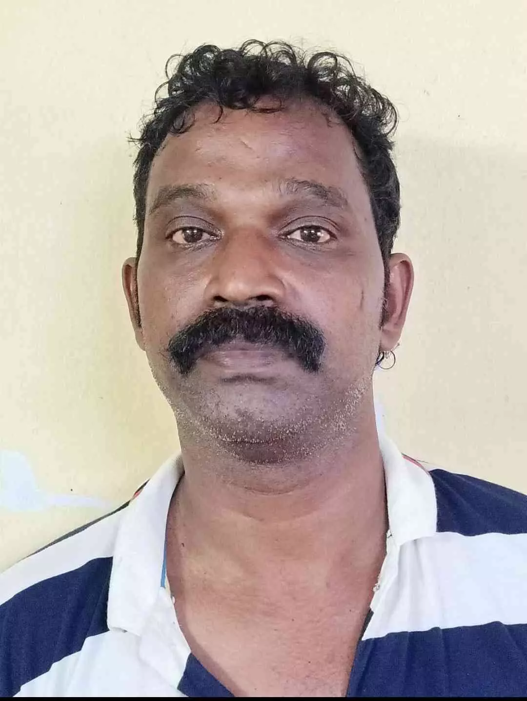 അമ്മയേയും മകളെയും തോക്ക് ചൂണ്ടി ഭീഷണിപ്പെടുത്തിയ യുവാവ് അറസ്റ്റിൽ അമ്മയേയും മകളെയും തോക്ക് ചൂണ്ടി ഭീഷണിപ്പെടുത്തിയ യുവാവ് അറസ്റ്റിൽ