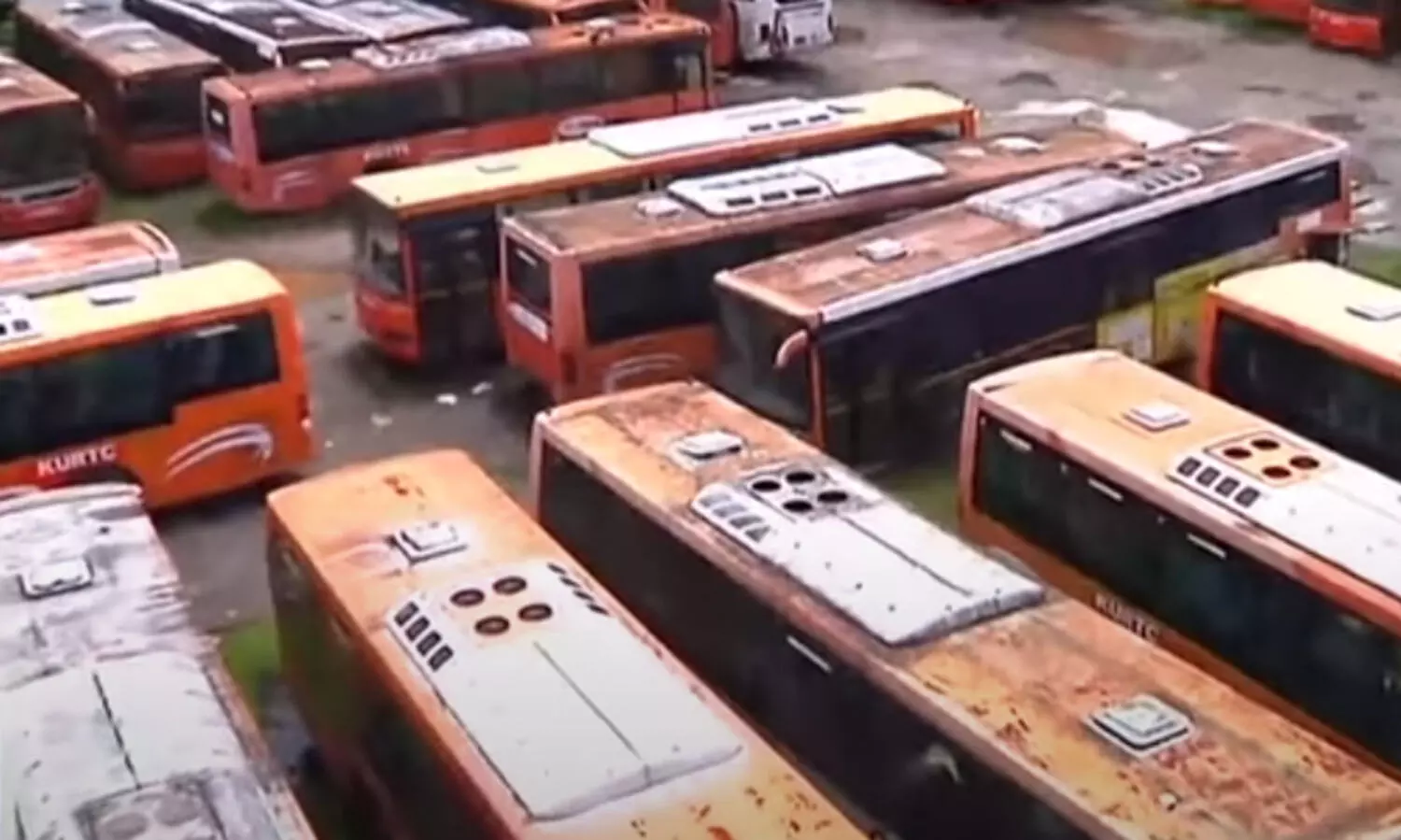 നൂറ്​ കോടിയുടെ കെ.എസ്.ആർ.ടി.സി ബസുകൾ കട്ടപ്പുറത്ത്​; 104 ലോഫ്ലോറുകൾ പണിമുടക്കിയിട്ട്​ മാസങ്ങൾ