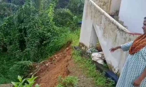 മണ്ണിടിഞ്ഞത് വീടിന് ഭീഷണിയായി