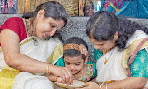 വിജയദശമി: ആദ്യാക്ഷരം കുറിച്ച്​ ആയിരക്കണക്കിന്​ കുരുന്നുകൾ