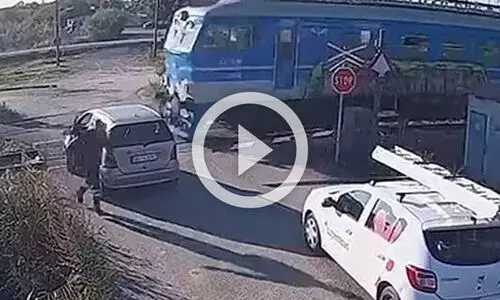 ട്രെയിൻ കടന്നു പോകുന്നതിന്​ തൊട്ടുമുമ്പ്​ കാറുമായി പാളം കടക്കാൻ ശ്രമം; അപകടത്തിന്‍റെ ദൃശ്യങ്ങൾ വൈറൽ