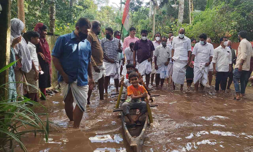 റോഡിലെ വെള്ളക്കെട്ടിനെതിരെ വള്ളം ഇറക്കി പ്രതിഷേധം