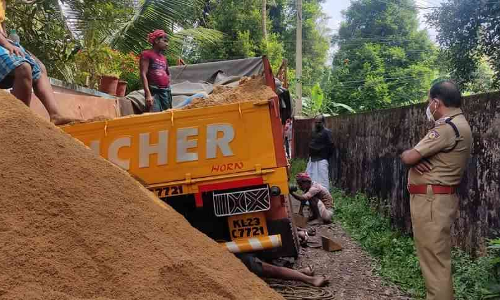 ലോറി തകരാറിലായി; മണൽ കടത്തുകാർ പൊലീസ് പിടിയിൽ