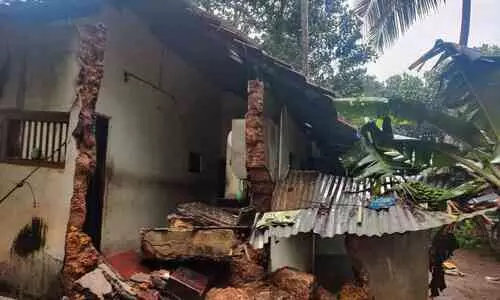 മഴയിൽ വീട് തകർന്നു: പ്രാഥമിക ആവശ്യങ്ങൾ പോലും നിറവേറ്റാൻ കഴിയാതെ കുടുംബം