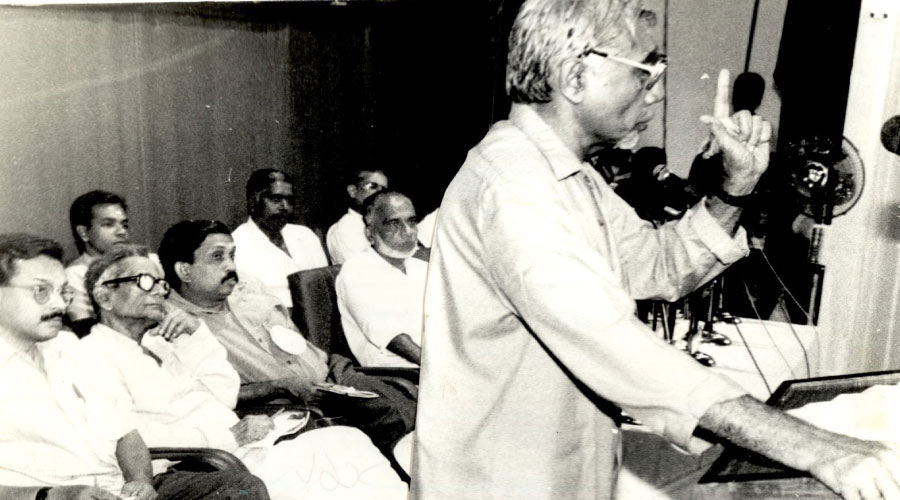 വേദിയിൽ മുഴങ്ങുന്ന നാദനിർഘോഷവും കുലീനമായ നീലപ്പെൻസിലും വേദിയിൽ മുഴങ്ങുന്ന നാദനിർഘോഷവും കുലീനമായ നീലപ്പെൻസിലും