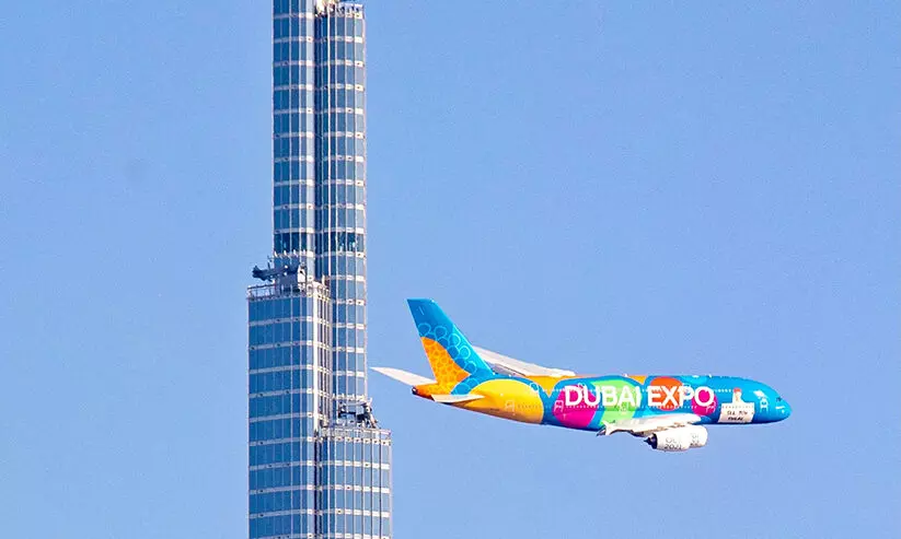 എ​ക്​​സ്​​പോ ആ​ഘോ​ഷ​മാ​ക്കി ബു​ർ​ജി​ന്​ സ​മീ​പം വി​മാ​ന ഷോ