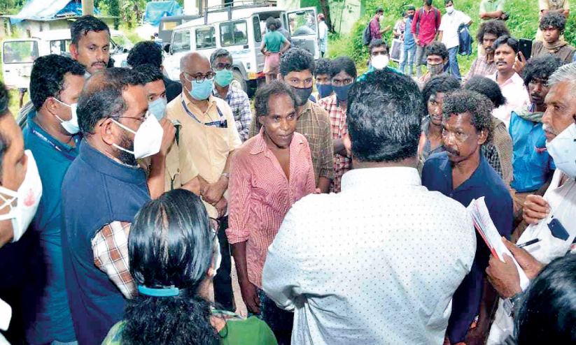 ഭക്ഷ്യ കമീഷന് ചെയര്മാന് മുന്നിൽ പരാതിക്കെട്ടഴിച്ച് ചോലനായ്ക്കർ ഭക്ഷ്യ കമീഷന് ചെയര്മാന് മുന്നിൽ പരാതിക്കെട്ടഴിച്ച് ചോലനായ്ക്കർ