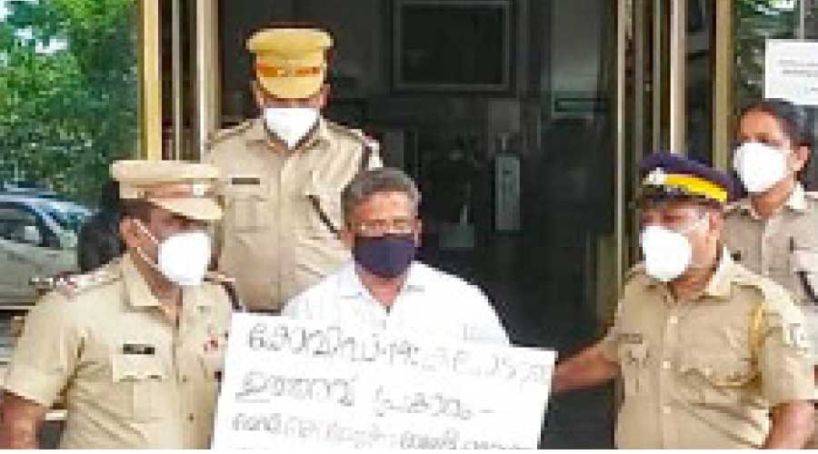 മെഡിക്കൽ കോളജിൽ സമരത്തിനെത്തിയ ഹോസ്റ്റൽ നടത്തിപ്പുകാരൻ അറസ്റ്റിൽ മെഡിക്കൽ കോളജിൽ സമരത്തിനെത്തിയ ഹോസ്റ്റൽ നടത്തിപ്പുകാരൻ അറസ്റ്റിൽ