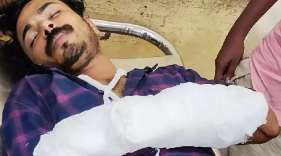 കോളജിൽ സംഘർഷം: എസ്.എഫ്.െഎ ഏരിയ സെക്രട്ടറിക്ക് വെട്ടേറ്റു കോളജിൽ സംഘർഷം: എസ്.എഫ്.െഎ ഏരിയ സെക്രട്ടറിക്ക് വെട്ടേറ്റു