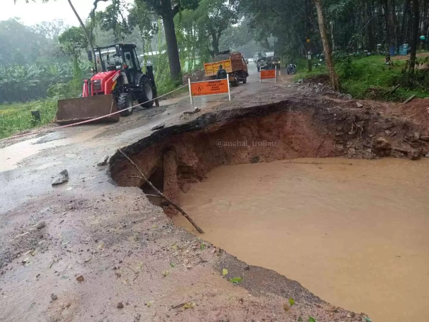 അഞ്ചലിൽ റോഡ് ഇടിഞ്ഞു വീണു