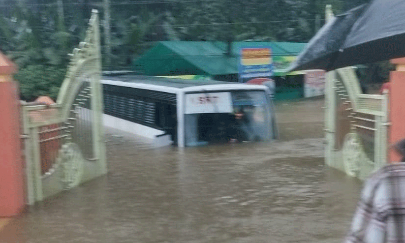 തെക്കൻ ജില്ലകളിൽ കനത്ത മഴ; വിവിധയിടങ്ങളിൽ ഉരുൾപൊട്ടൽ, അതിജാഗ്രത തെക്കൻ ജില്ലകളിൽ കനത്ത മഴ; വിവിധയിടങ്ങളിൽ ഉരുൾപൊട്ടൽ, അതിജാഗ്രത