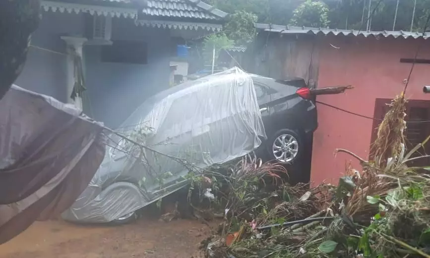 ഉരുൾപൊട്ടലിൽ മൂന്ന് മരണം ഉരുൾപൊട്ടലിൽ മൂന്ന് മരണം