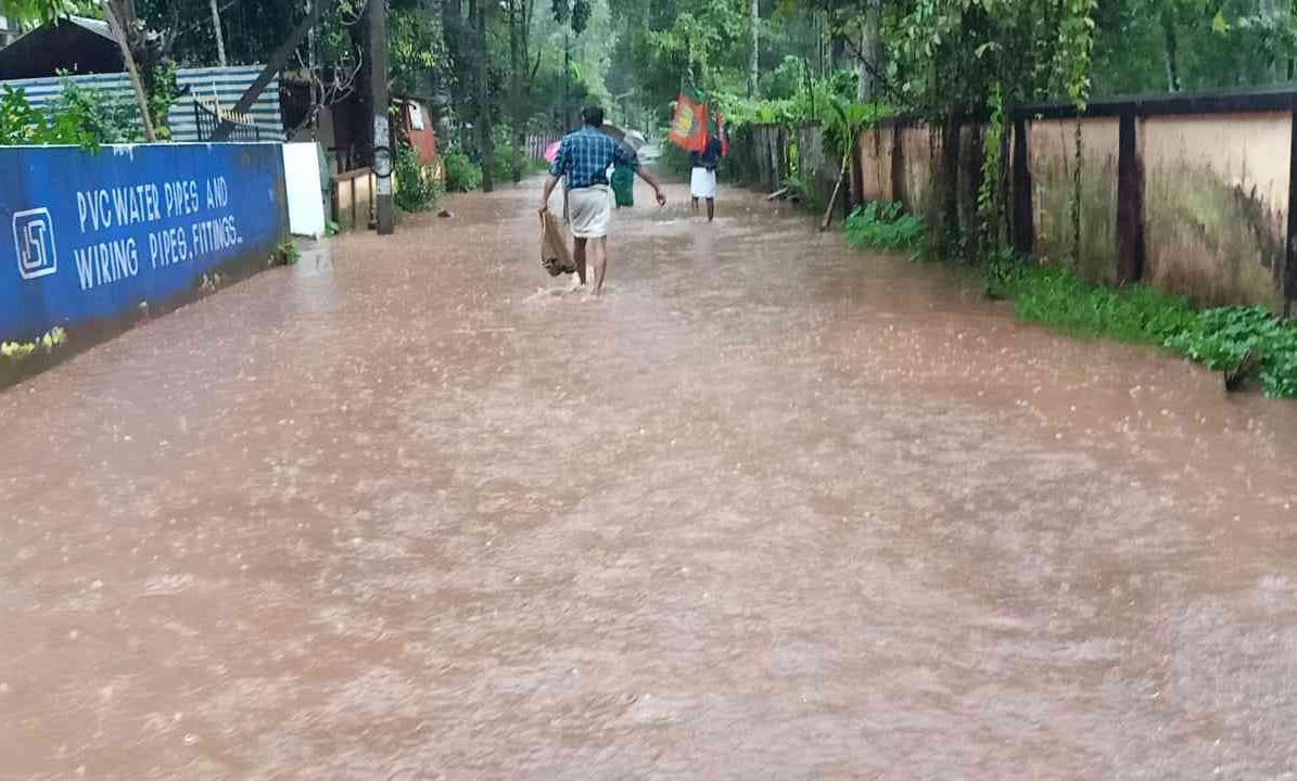 കായംകുളത്തെ താഴ്ന്ന പ്രദേശങ്ങൾ വെള്ളത്തിനടിയിലായി കായംകുളത്തെ താഴ്ന്ന പ്രദേശങ്ങൾ വെള്ളത്തിനടിയിലായി
