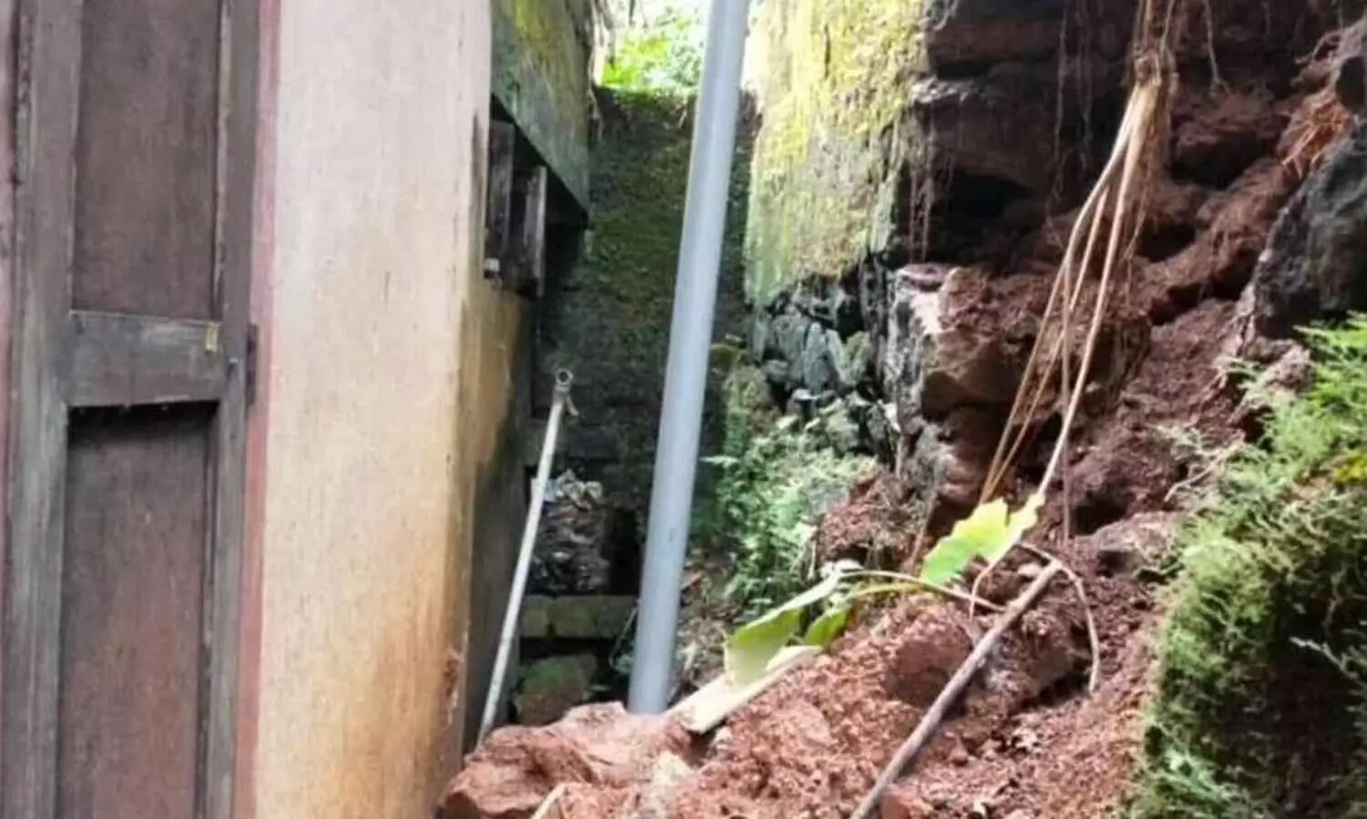 മഴയിൽ മതിലിടിഞ്ഞത് സർക്കാർ സ്കൂളിന്  ഭീഷണി