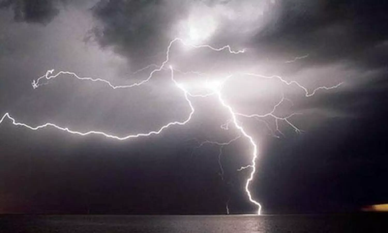 തൊഴിലുറപ്പ് ​ജോലിക്കിടെ 19 പേര്‍ക്ക് മിന്നലേറ്റു