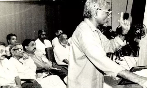 വേദിയിൽ മുഴങ്ങുന്ന നാദനിർഘോഷവും  കുലീനമായ നീലപ്പെൻസിലും