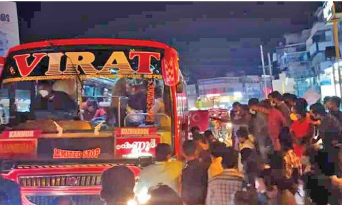 സ്കൂട്ടർ യാത്രക്കാരെ ഇടിച്ച് നിർത്താതെ പോയ ബസ്​ തടഞ്ഞു