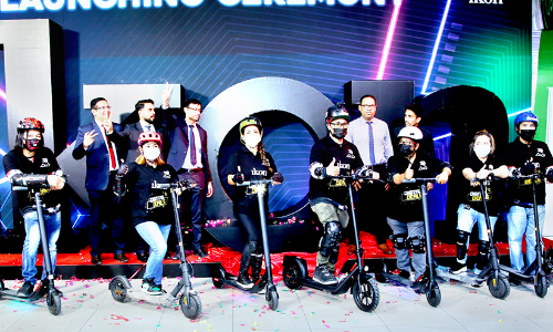 ലുലു ഹൈപ്പർ മാർക്കറ്റിൽ ​െഎകോൺ ഇ-സ്​കൂട്ടർ അവതരിപ്പിച്ചു