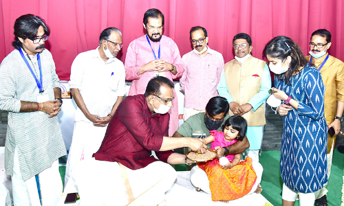 പ്ര​വാ​സ​ലോ​ക​ത്തും വി​ദ്യാ​രം​ഭം; കു​രു​ന്നു​ക​ള്‍ ആ​ദ്യ​ക്ഷ​രം കു​റി​ച്ചു