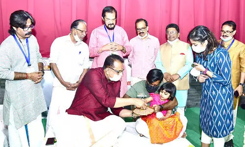 പ്ര​വാ​സ​ലോ​ക​ത്തും വി​ദ്യാ​രം​ഭം; കു​രു​ന്നു​ക​ള്‍ ആ​ദ്യ​ക്ഷ​രം കു​റി​ച്ചു