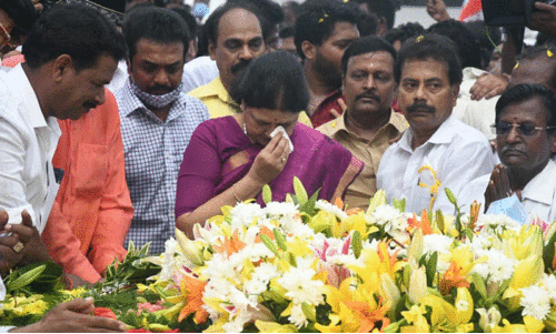 രാഷ്​ട്രീയത്തിലേക്ക്​ ചിന്നമ്മയുടെ മടങ്ങിവരവോ? ജയലളിത സമാധിയിൽ വി.കെ ശശികലയുടെ കണ്ണീരജ്ഞലി