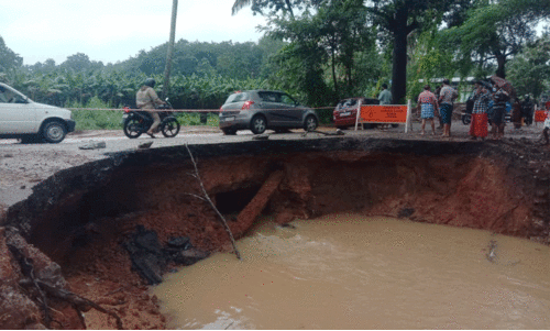 കൊല്ലത്തും കനത്ത മഴ, പരക്കെനാശം, റോഡിൽ വൻ ഗർത്തം