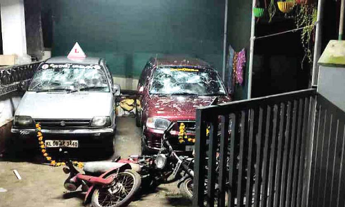 പൂ​ജ​ക്ക് വെ​ച്ചി​രു​ന്ന ഡ്രൈ​വി​ങ് സ്​​കൂൾ വാഹനങ്ങൾ തല്ലിത്തകർത്തു