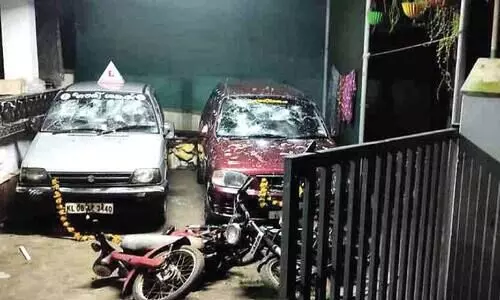 പൂ​ജ​ക്ക് വെ​ച്ചി​രു​ന്ന ഡ്രൈ​വി​ങ് സ്​​കൂൾ വാഹനങ്ങൾ തല്ലിത്തകർത്തു