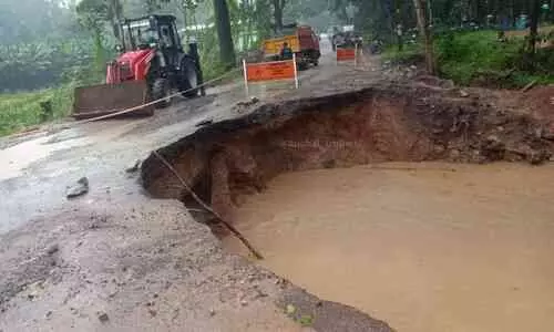 അഞ്ചലിൽ റോഡ് ഇടിഞ്ഞു വീണു